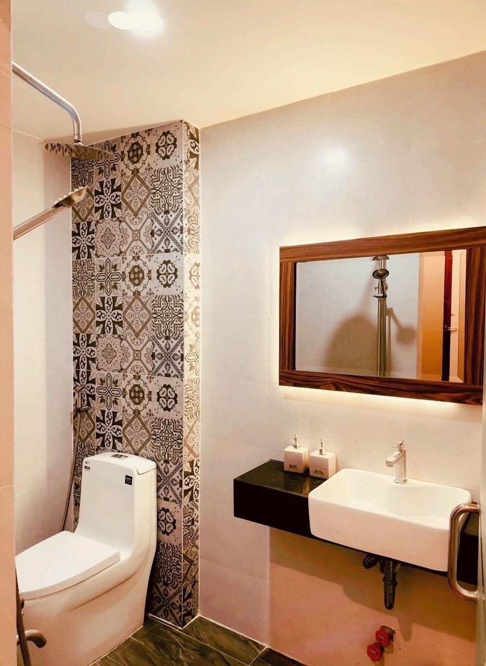 Superior Single Room | Bathroom | Shower, hair dryer, slippers, towels