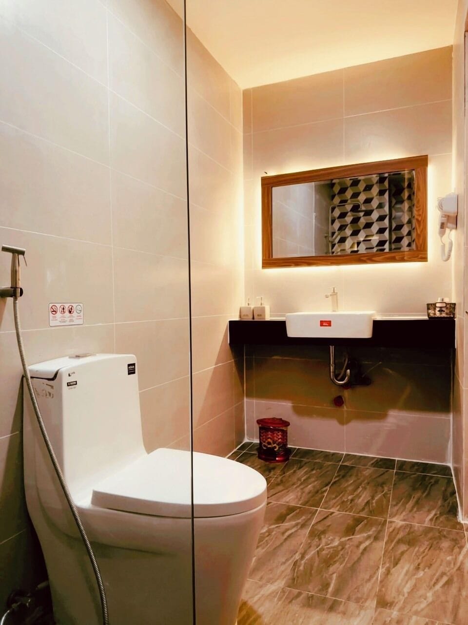 Superior Single Room | Bathroom | Shower, hair dryer, slippers, towels