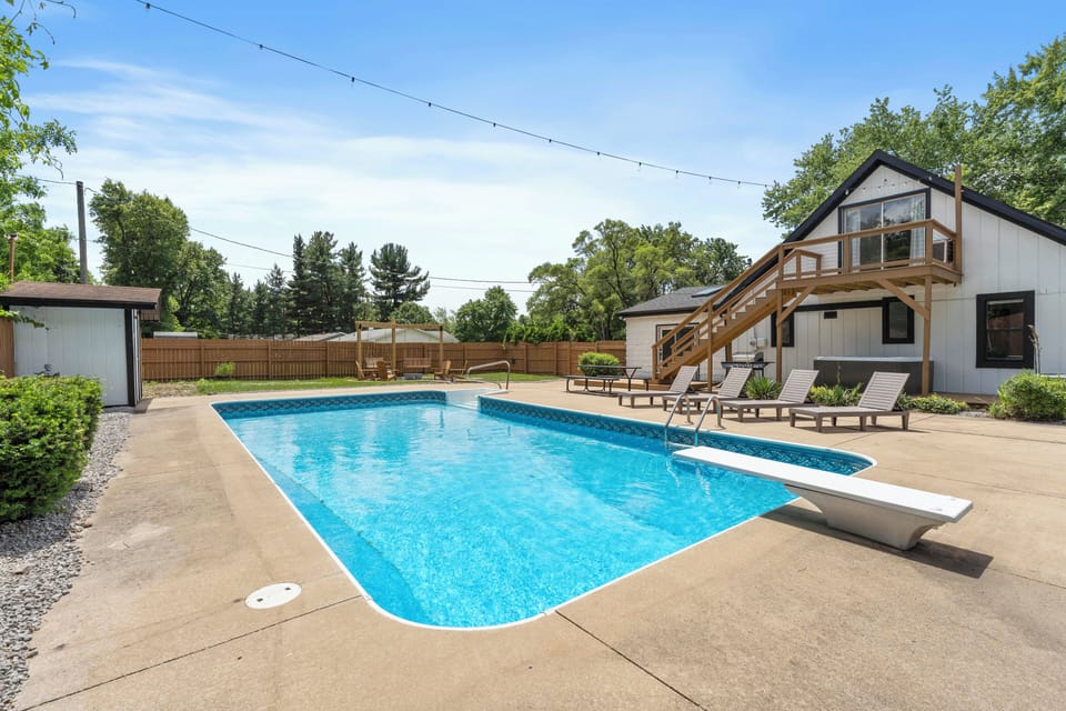 Make memories that last at Notre Dame Pool Haus 🌊☀️ Splash in the private pool, lounge in the sun, and enjoy quality family time together. Your perfect getaway starts here—book your stay today!