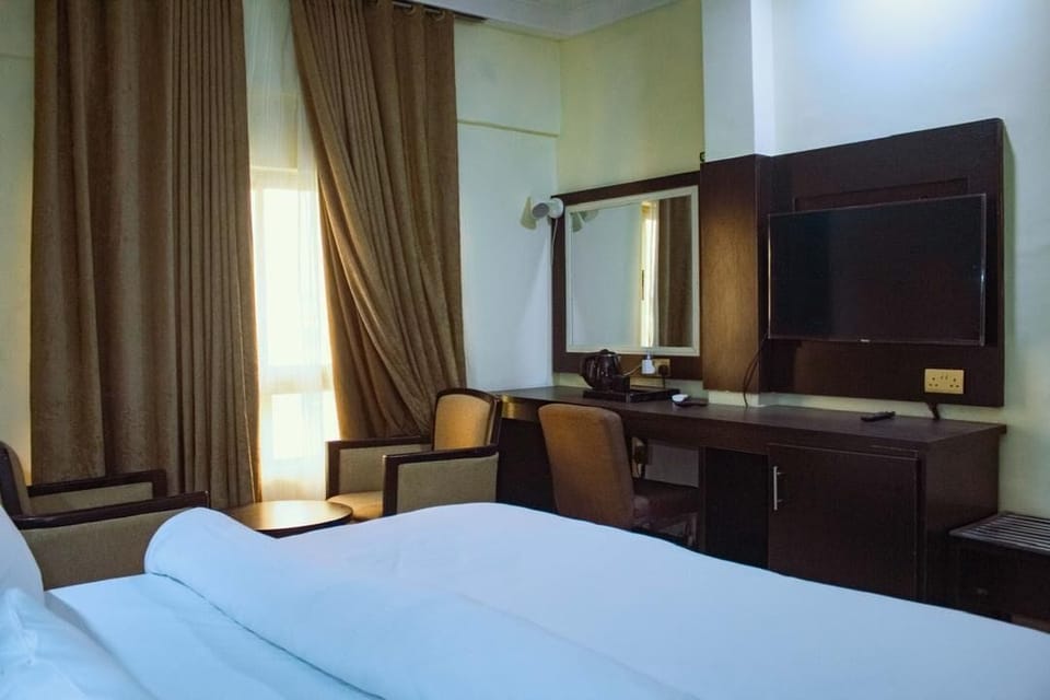 Deluxe Double Room, 1 Double Bed, Roll-in Shower, Garden View | Desk, free WiFi, bed sheets