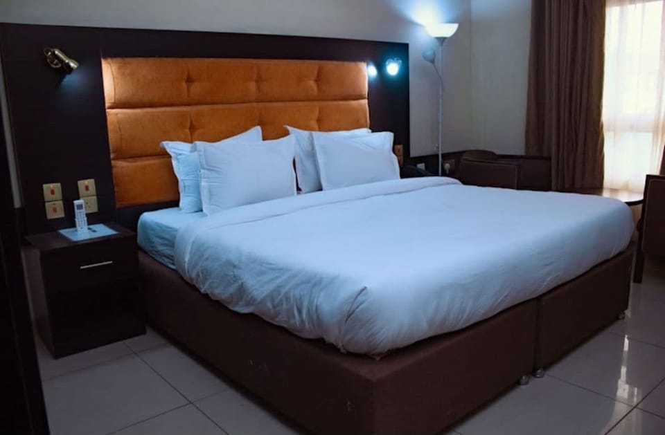 Deluxe Double Room, 1 Double Bed, Roll-in Shower, Garden View | Desk, free WiFi, bed sheets
