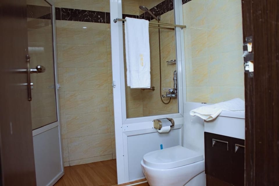 Deluxe Double Room, 1 Double Bed, Roll-in Shower, Garden View | Bathroom | Towels, soap, shampoo, toilet paper