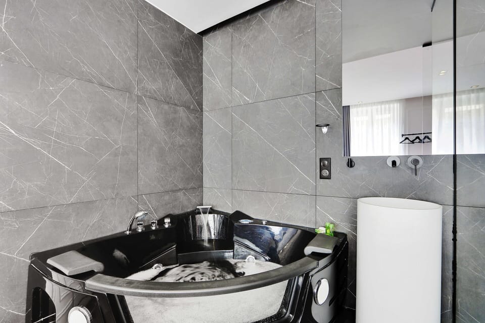 Apartment | Bathroom | Bathtub, hair dryer, towels, soap