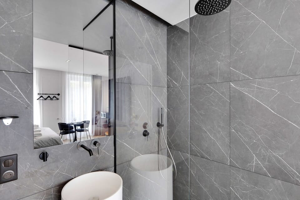 Apartment | Bathroom | Bathtub, hair dryer, towels, soap