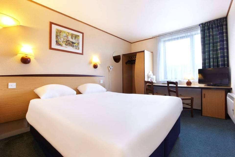 Double Room | Desk, iron/ironing board, free WiFi, bed sheets