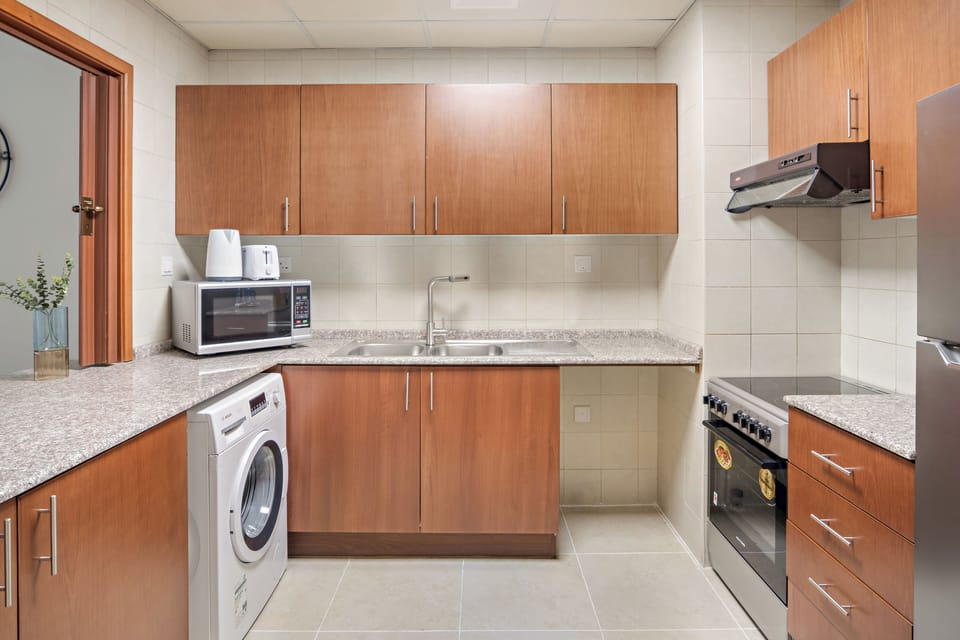Comfort Apartment, City View | Private kitchen | Fridge, microwave, oven, stovetop