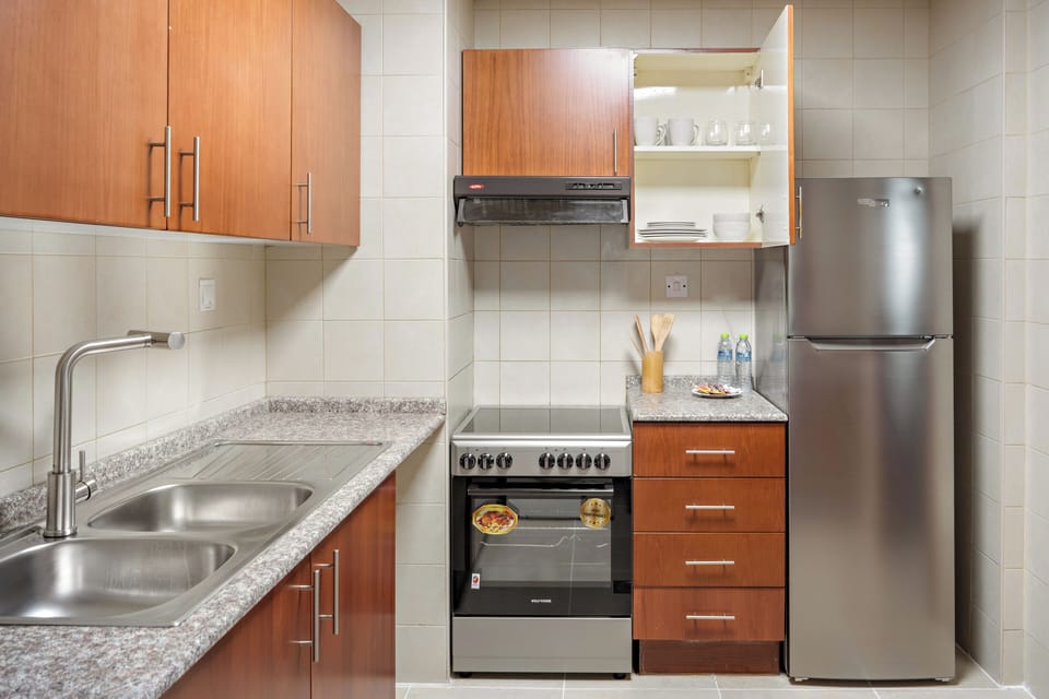 Comfort Apartment, City View | Private kitchen | Fridge, microwave, oven, stovetop