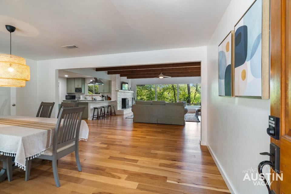 Step in, spread out, and stroll to the deck. This layout’s got zero bottlenecks.