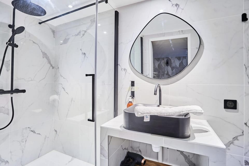 Apartment | Bathroom | Hair dryer, soap, shampoo