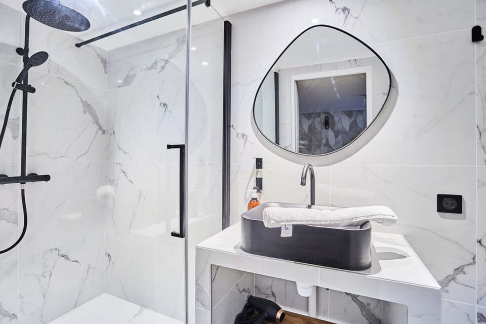Apartment | Bathroom | Hair dryer, soap, shampoo