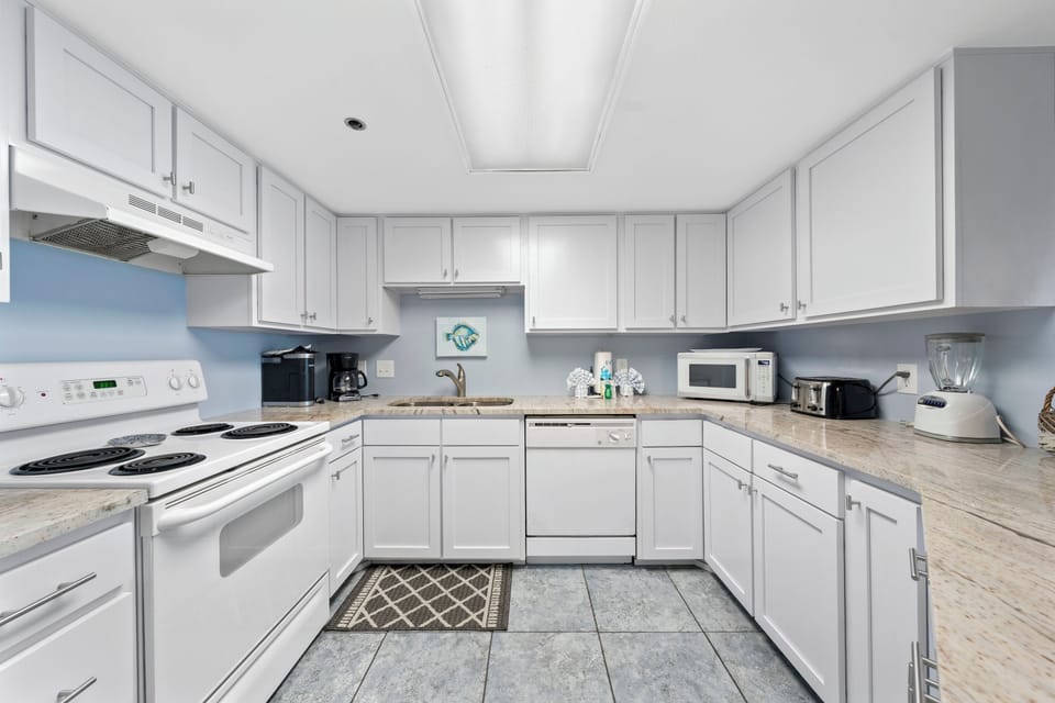 Signature Condo, 3 Bedrooms, Pool Access, Beach View | Private kitchen | Fridge, microwave, oven, stovetop