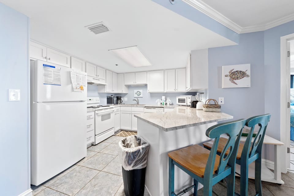 Signature Condo, 3 Bedrooms, Pool Access, Beach View | Private kitchen | Fridge, microwave, oven, stovetop