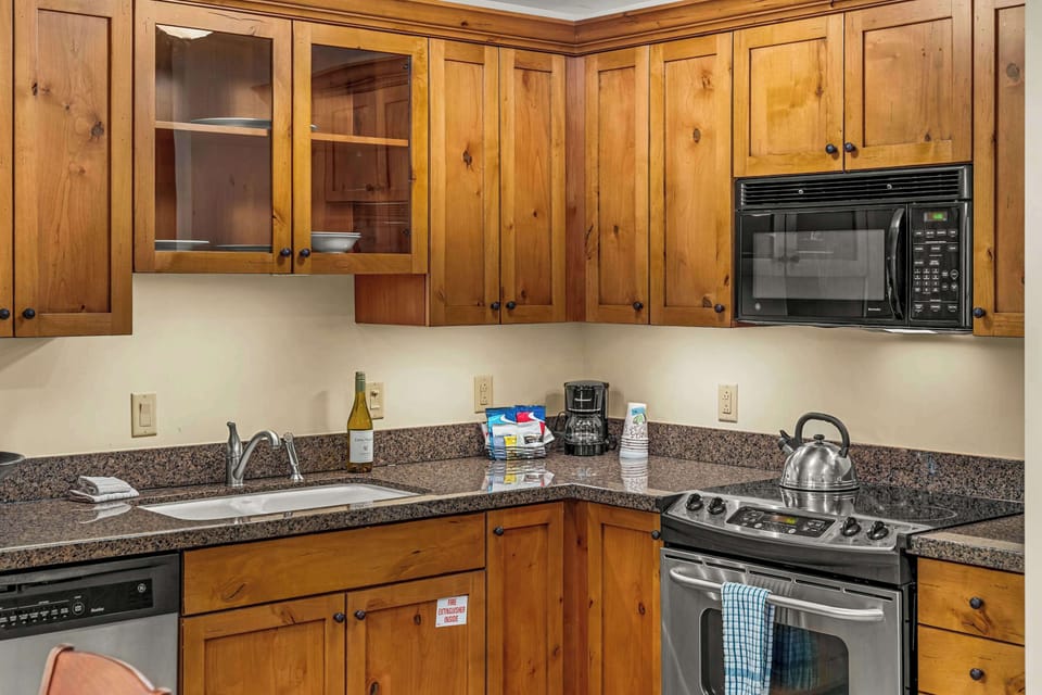 Well Equipped full kitchen | Listed with @BookTraverse