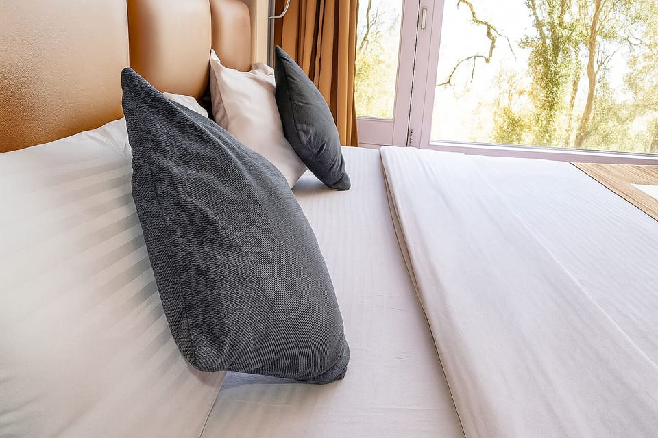 Mountain View Deluxe Room | Desk, cribs/infant beds, bed sheets