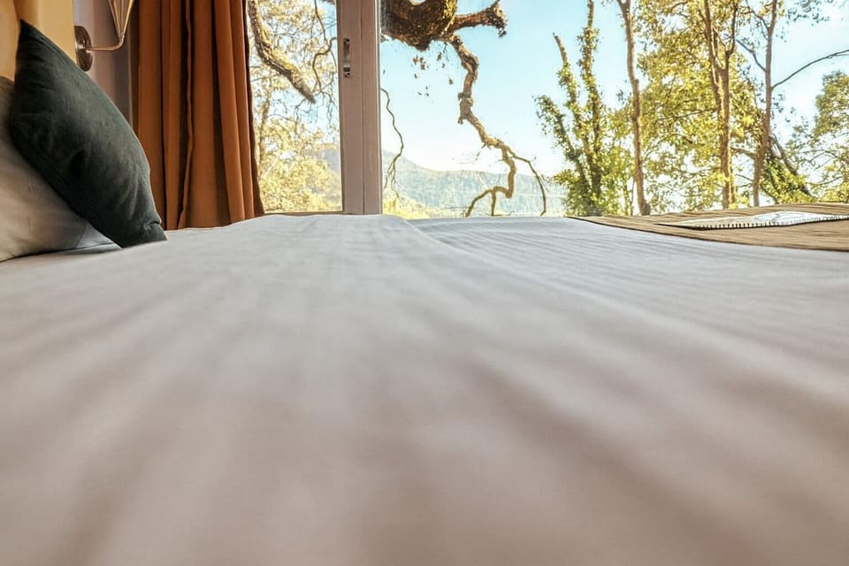Mountain View Deluxe Room | Desk, cribs/infant beds, bed sheets