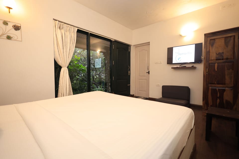 Deluxe Double Room, Garden View | Iron/ironing board, free WiFi