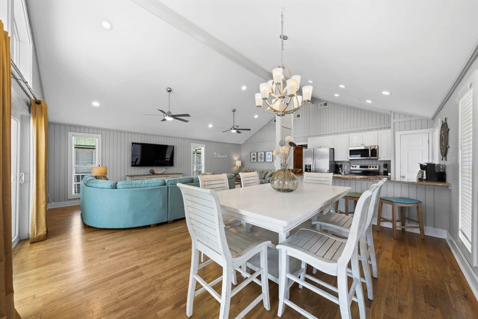 4 Shore Dining Table Seats 6
