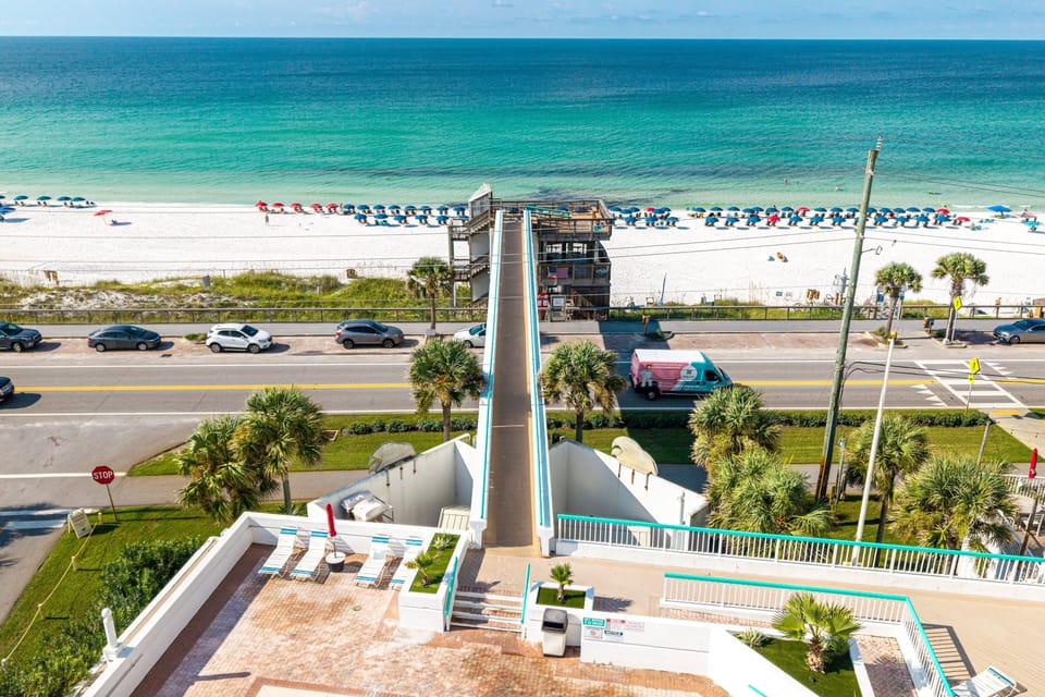 Condo, 2 Bedrooms | Property grounds