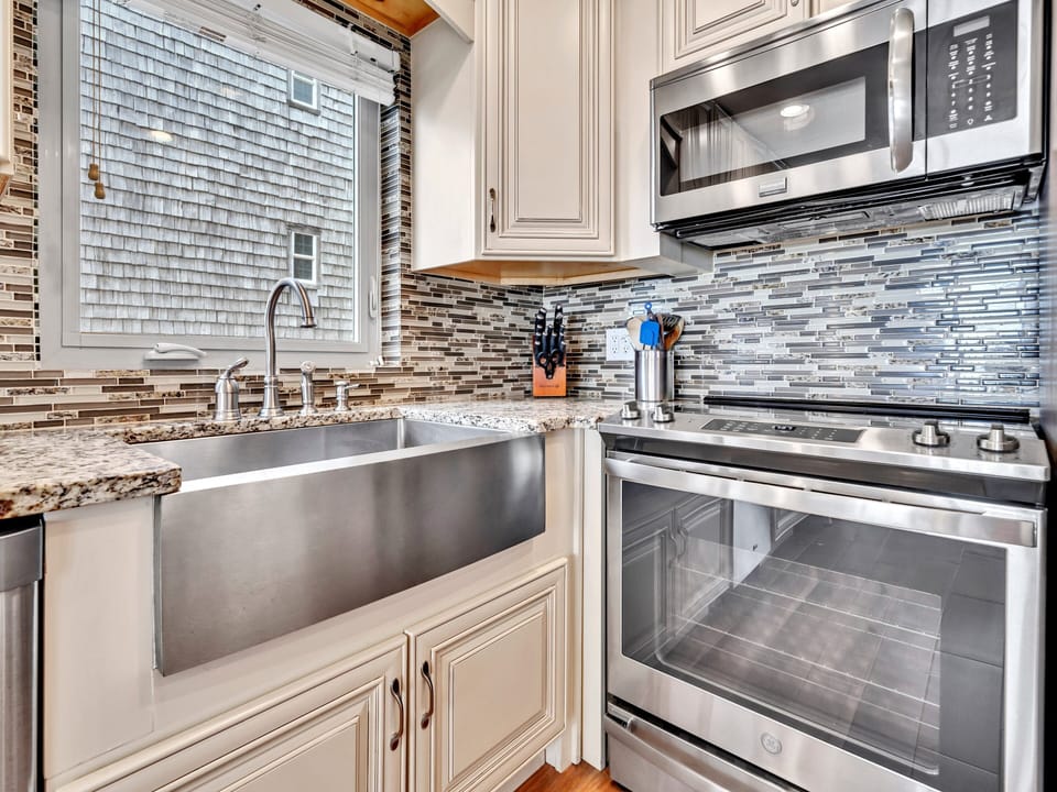 Condo, 1 Bedroom | Private kitchen | Coffee/tea maker, fridge, oven, toaster