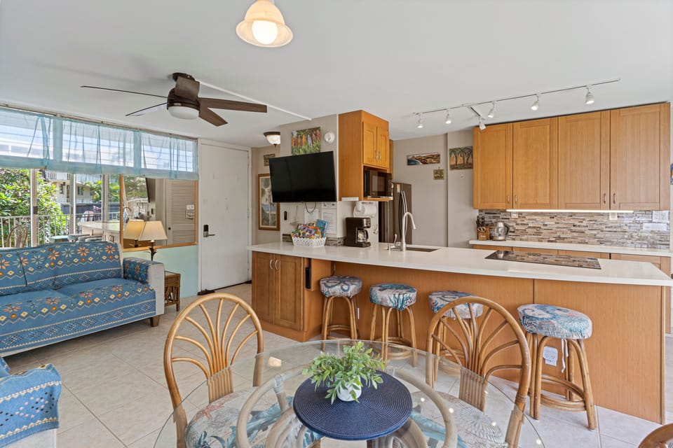 Condo, 2 Bedrooms | Living area