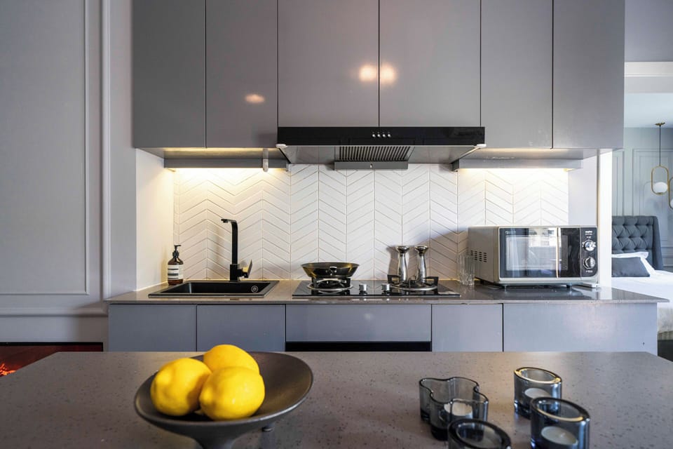 Basic Apartment | Private kitchenette | Fridge, cleaning supplies, paper towels