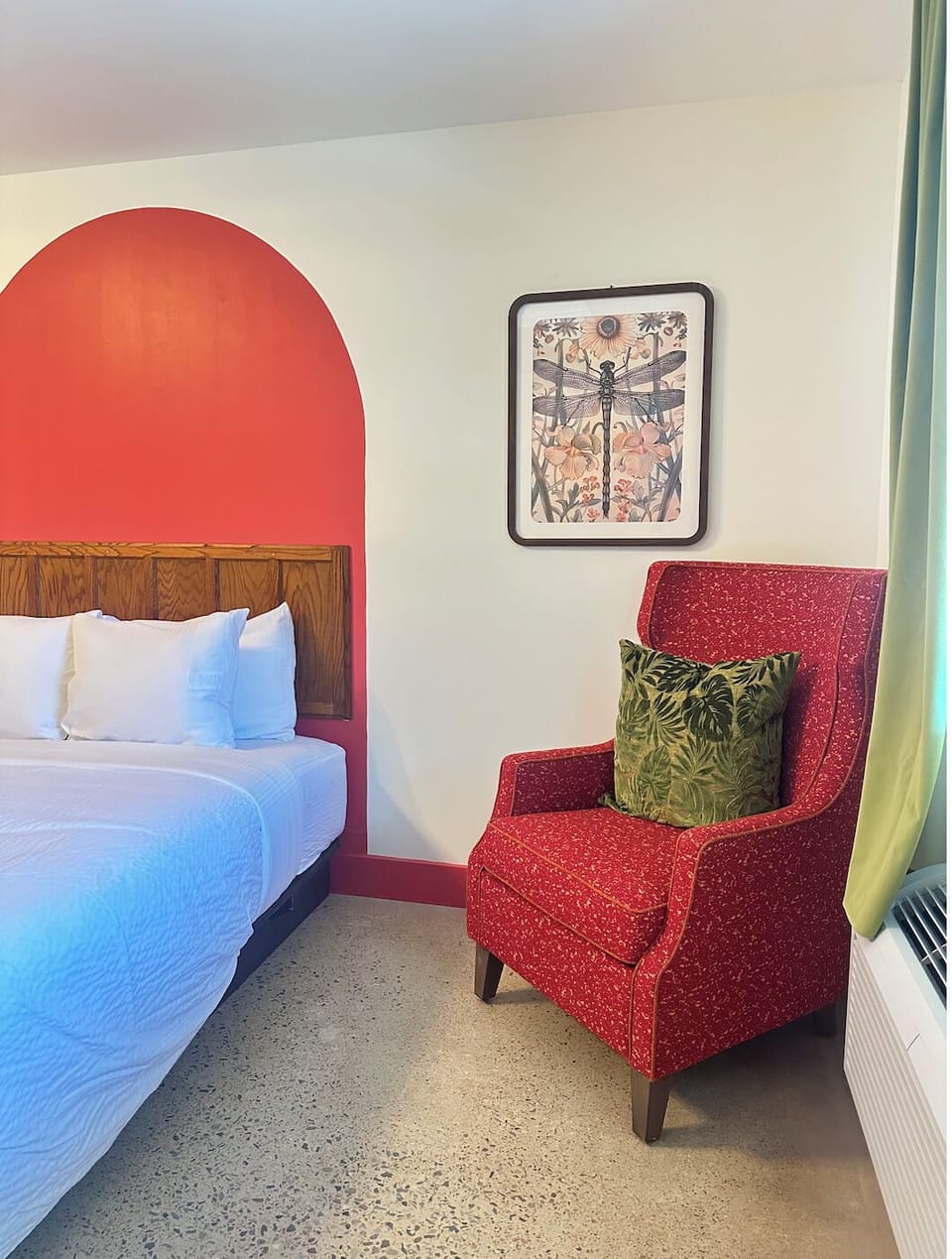 1 of 2 queen beds, sitting area