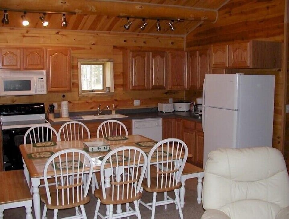 Deluxe Cabin, 3 Bedrooms (White Lightning) | In-room dining