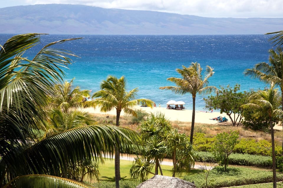 Let the view do the talking, crystal waters, beachfront palms, and laid-back luxury all from your private lanai HKH-406