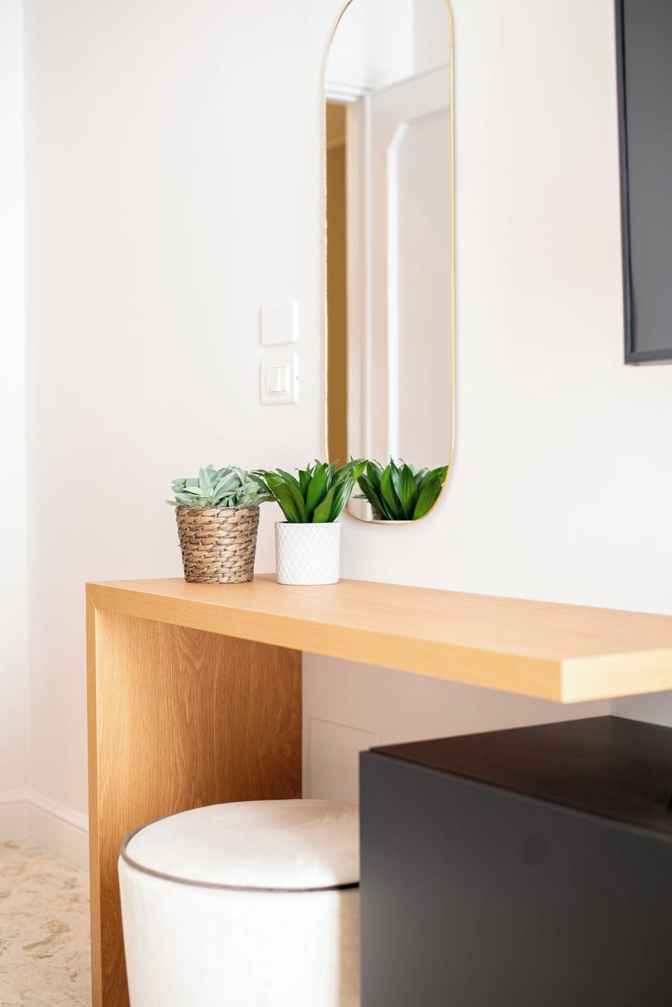 Deluxe Double Room, Balcony, City View | Desk, iron/ironing board (on request), WiFi (free)
