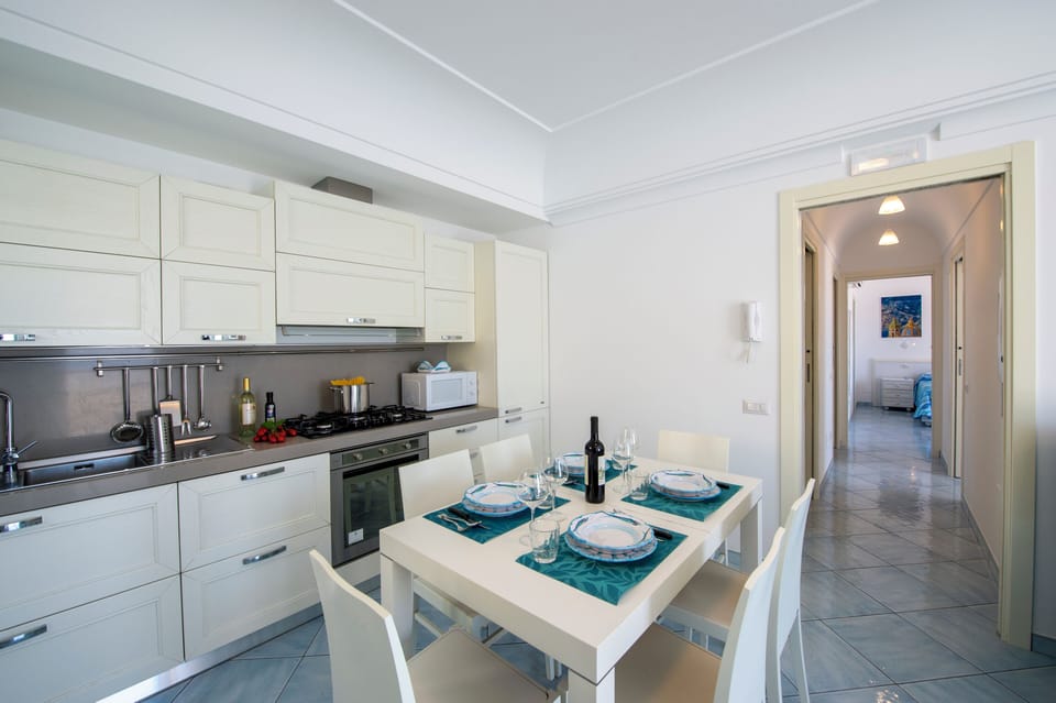 The fully equipped kitchen includes everything you need 
