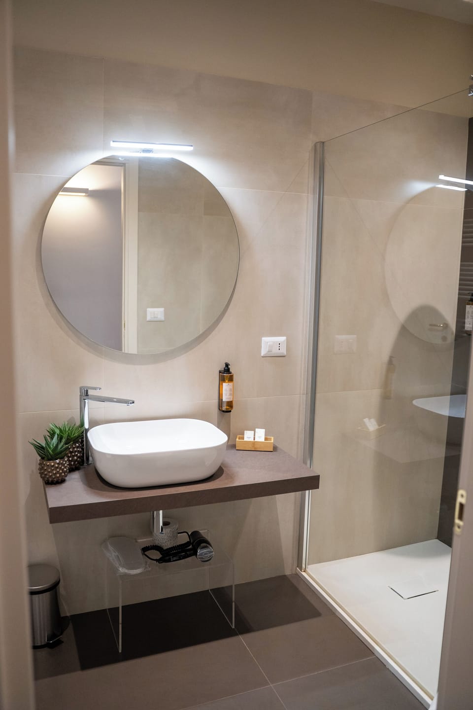 Deluxe Triple Room, Balcony, City View | Bathroom | Shower, free toiletries, hair dryer, slippers