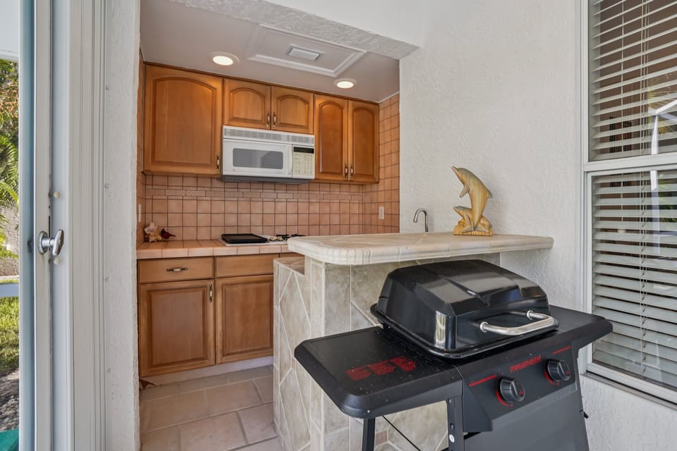 small outdoor kitchen area, bbq
