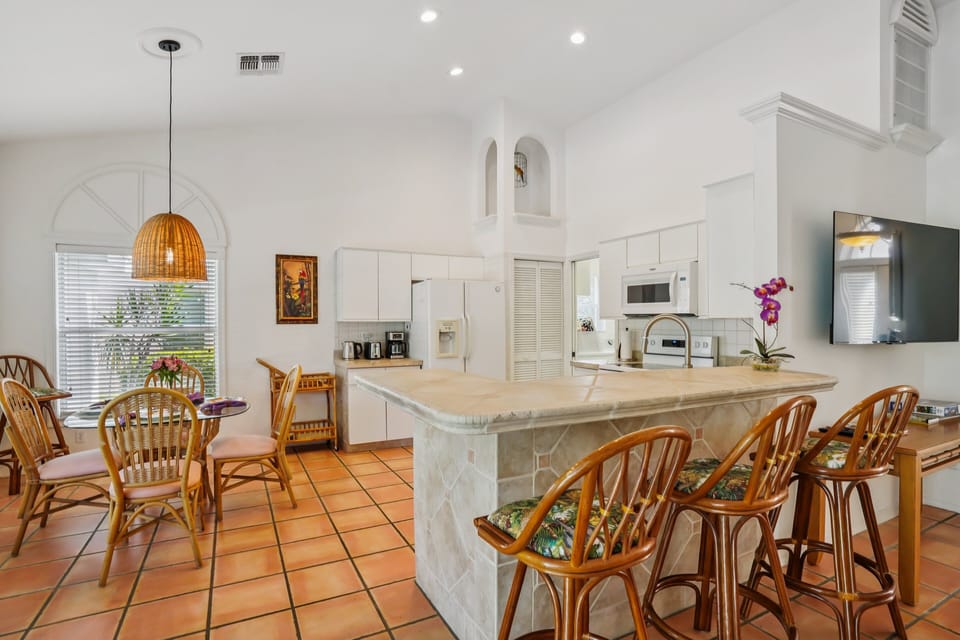 fully equipped kitchen - coffee maker, kettle, toaster, range, dishwasher
