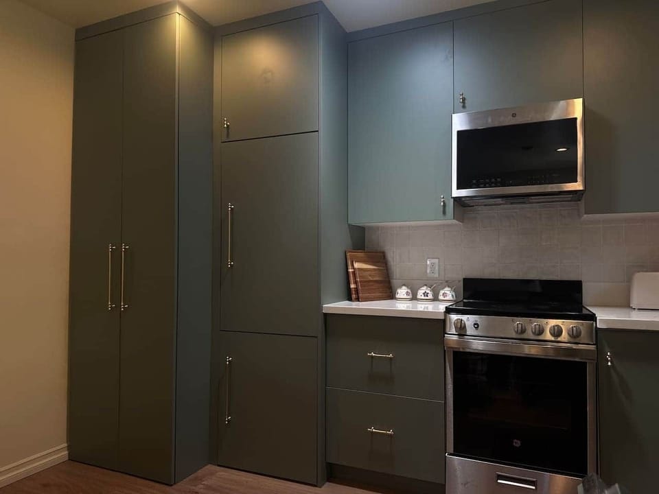 Beautiful integrated kitchen equipped with all your cooking needs.