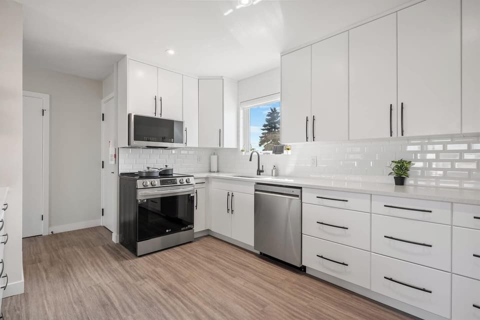 This bright, spacious kitchen offers modern appliances and ample storage. Whether you’re preparing a simple meal or a gourmet feast, this well-equipped kitchen makes cooking easy and enjoyable.
