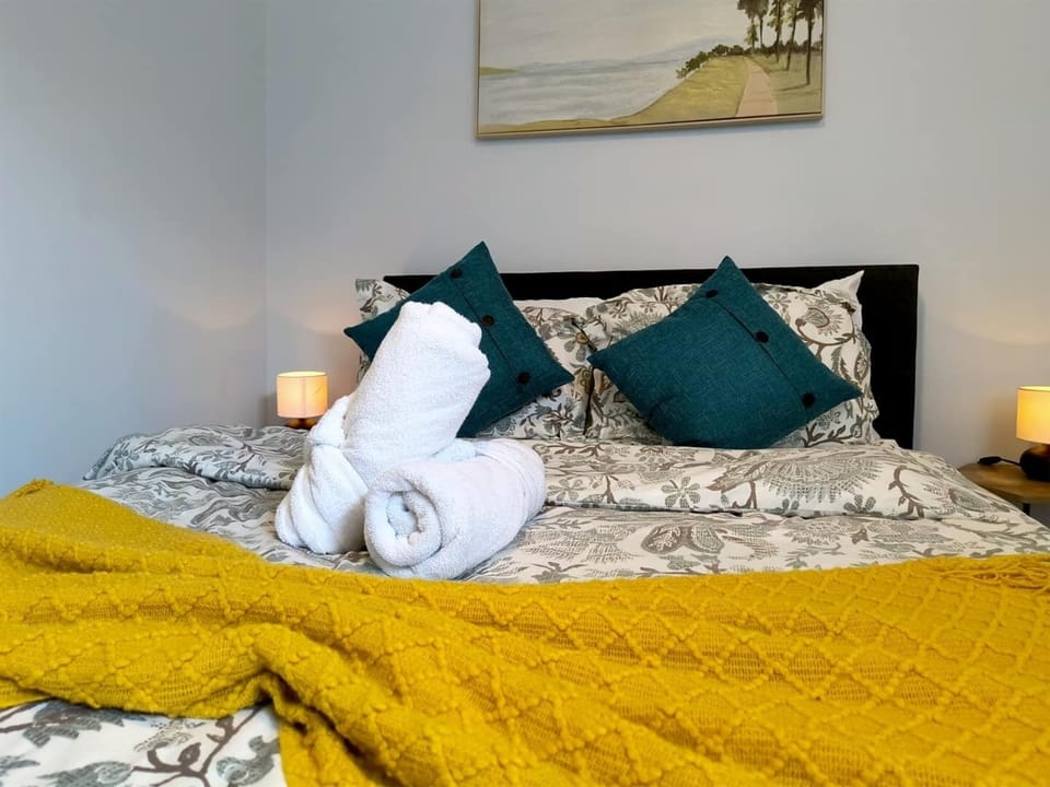 Thoughtfully prepared with fresh towels and cozy touches, this inviting bed promises a warm welcome and a peaceful night’s sleep.