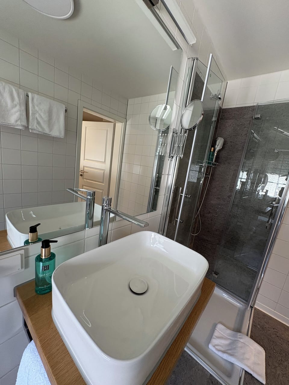 Deluxe Double or Twin Room, Non Smoking, City View | Bathroom
