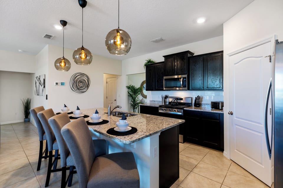 Full-size fridge, microwave, oven, stovetop