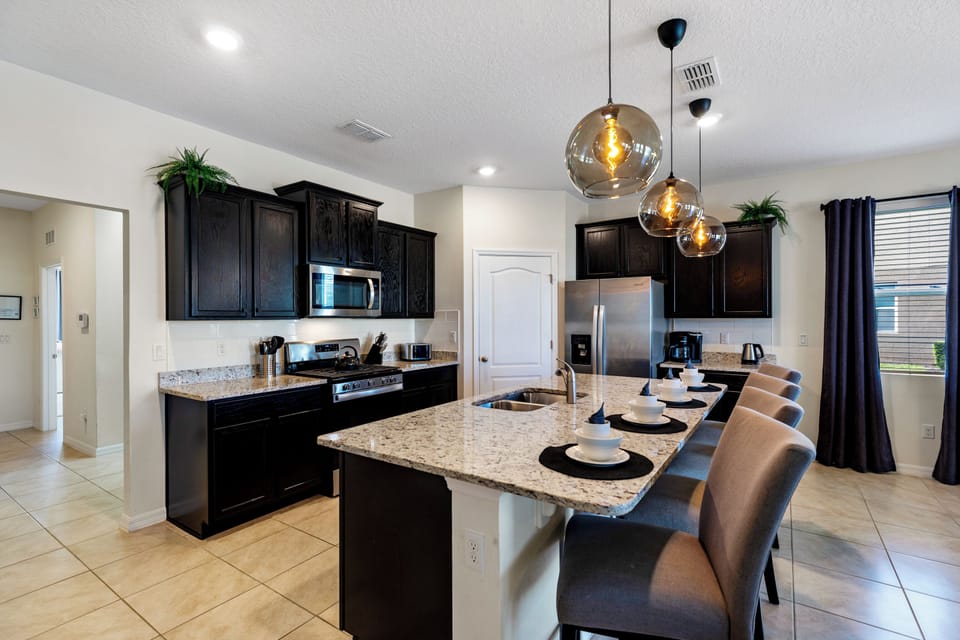 Full-size fridge, microwave, oven, stovetop