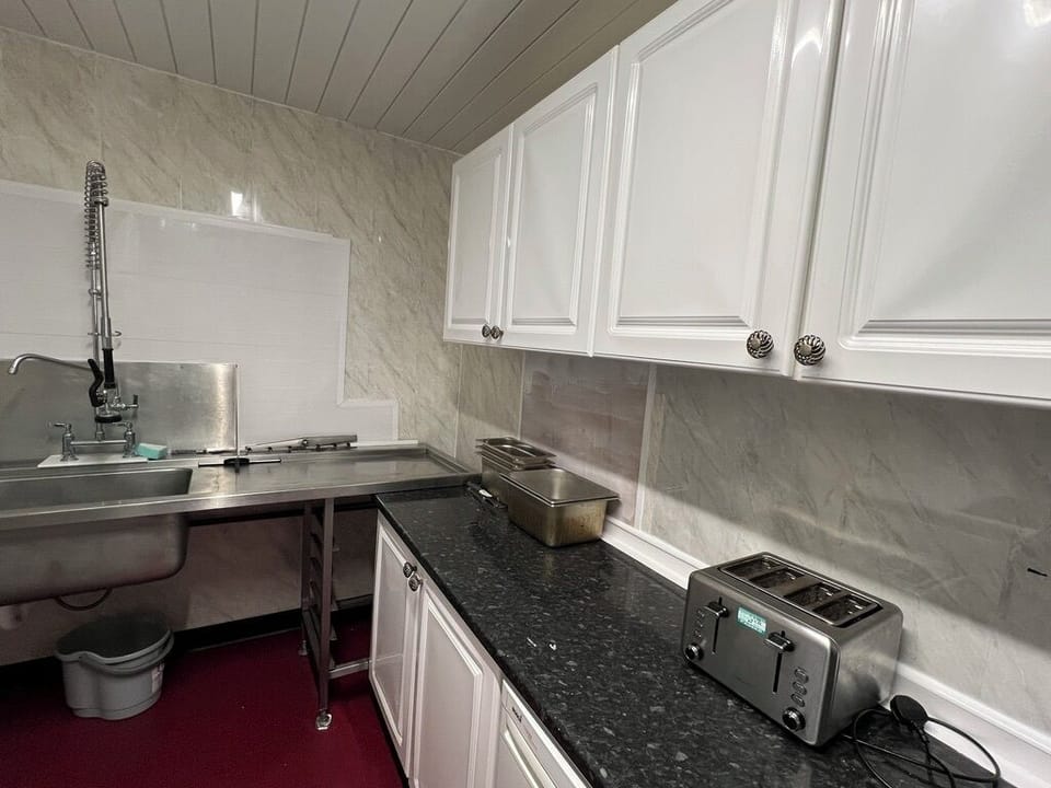 Full-size fridge, stovetop, cookware/dishes/utensils