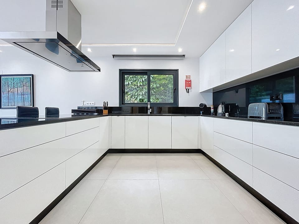 House | 5 bedrooms, desk