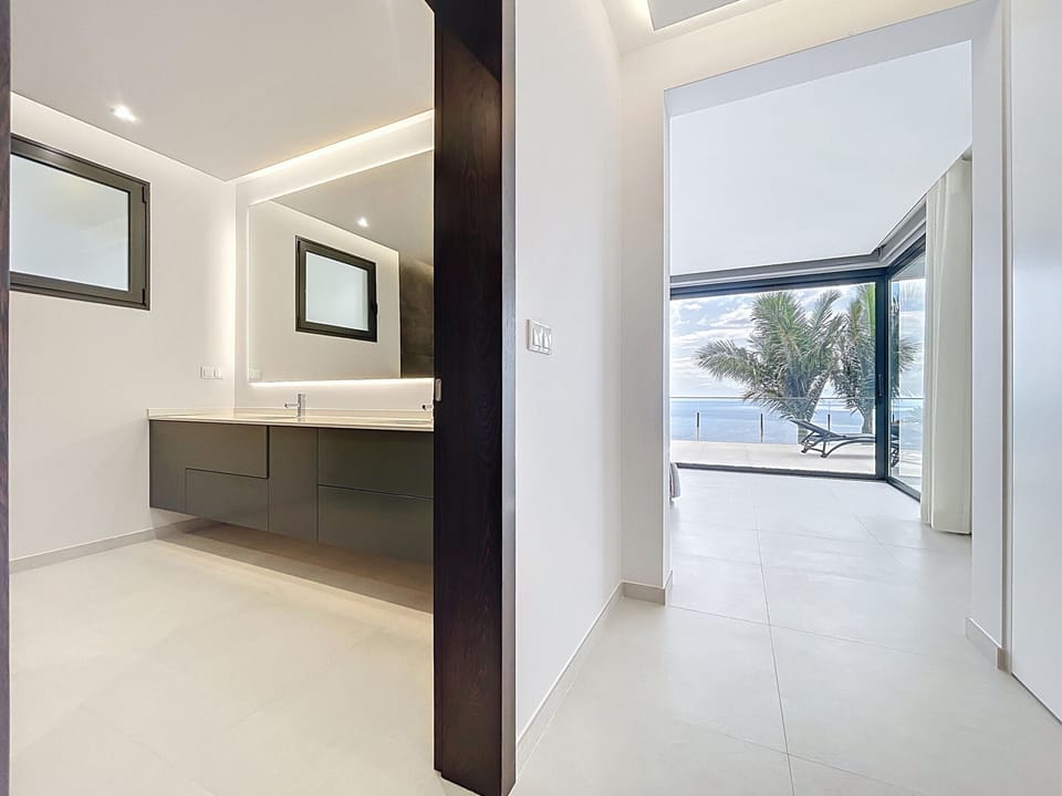 House | 5 bedrooms, desk