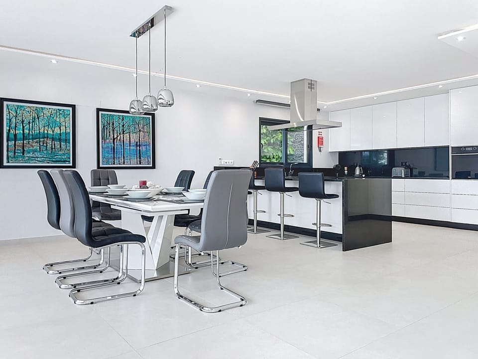 House | 5 bedrooms, desk