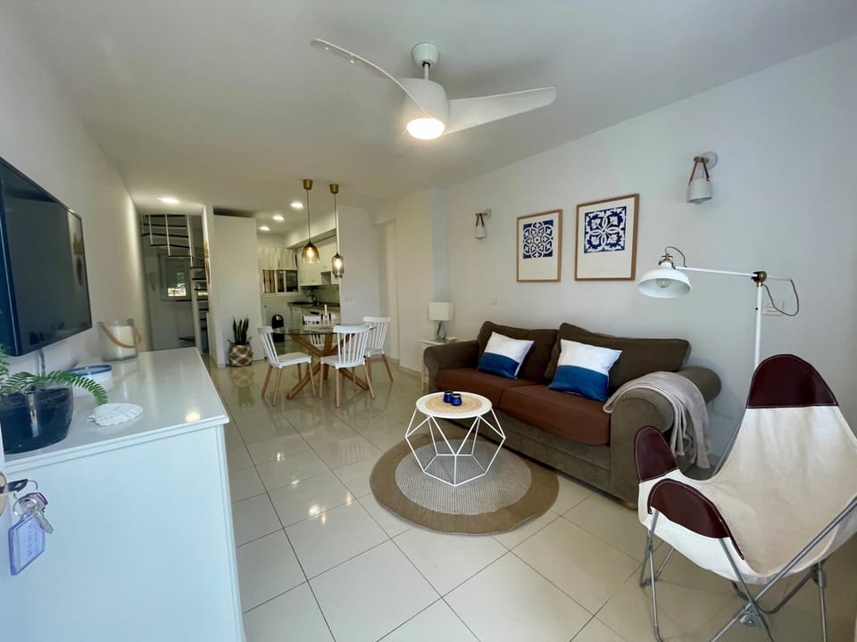 Apartment, 2 Bedrooms, Smoking, Balcony | Living room