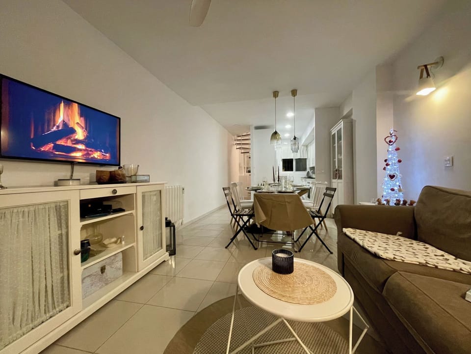 Apartment, 2 Bedrooms, Smoking, Balcony | Living room
