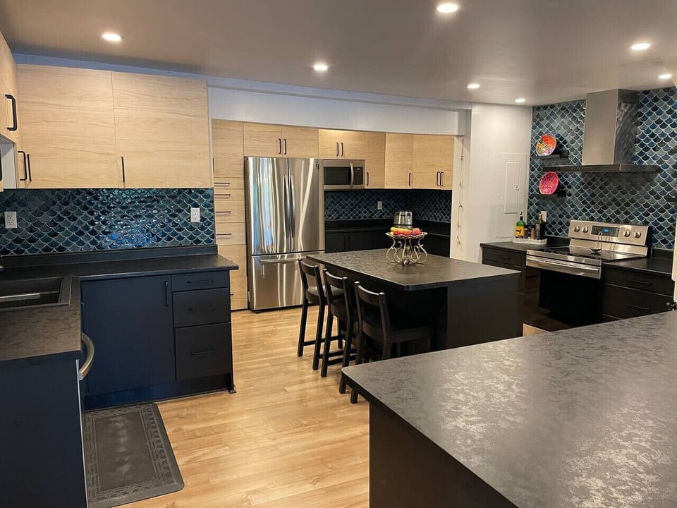 Chef`s kitchen with space for everyone