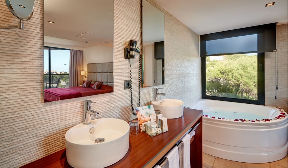Junior Suite, Hot Tub (Superior) | Jetted tub