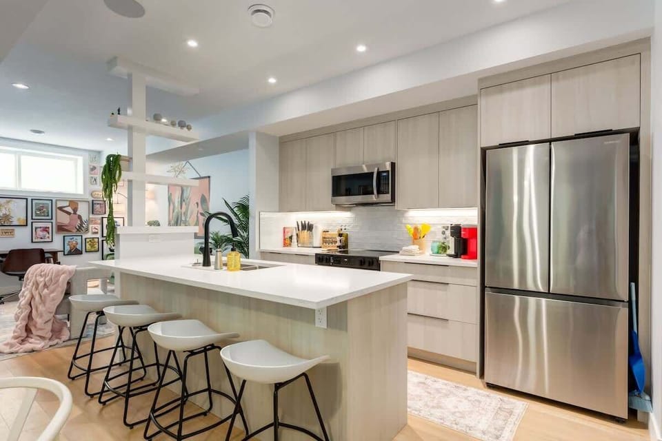 Expansive kitchen with oversized island and integrated seating
A light-filled culinary hub featuring quartz countertops, stainless appliances, and the perfect balance of form and function.