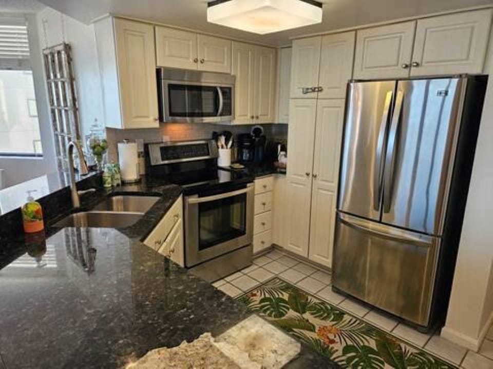 Fully stocked kitchen with newer appliances, Keurig (cup or pot)