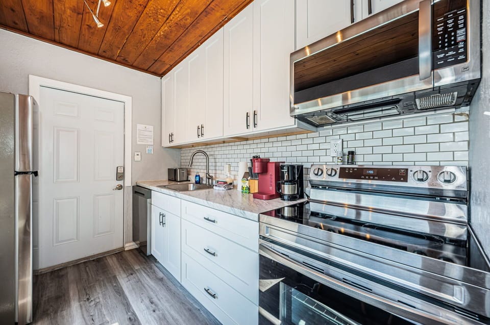 32-web-or-mls-211020Kitchen201